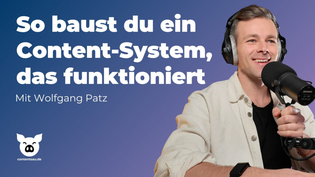 Person spricht Podcast ein – Grundlage für systematischen Multi-Channel-Conten